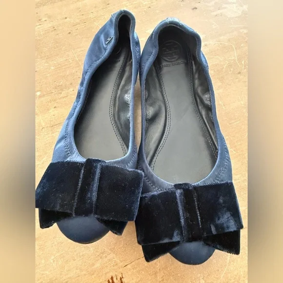 Tory Burch Viola Bow Ballet Flats, featuring a navy blue satin upper and bows. - Picture 4 of 5